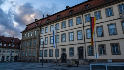 Der bisherige Amtsinhaber Andreas Starke hört auf und räumt seinen Schreibtisch im Bamberger Rathaus. (Archivbild) (Foto: Nicolas Armer/dpa)