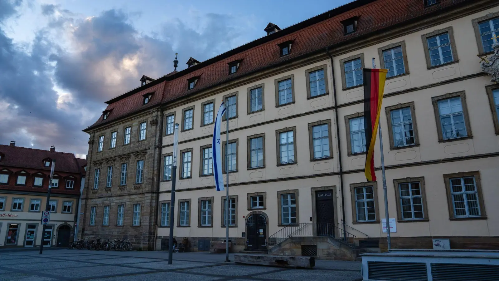 Der bisherige Amtsinhaber Andreas Starke hört auf und räumt seinen Schreibtisch im Bamberger Rathaus. (Archivbild) (Foto: Nicolas Armer/dpa)