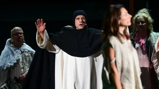 Richy Müller (m.) als Claude Frollo in einer Szene von „Notre Dame“ in Bad Hersfeld. (Foto: Uwe Zucchi/dpa)