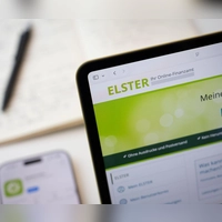 Rentnerinnen und Rentner erhalten seit dem 1. Juli 2026 mehr Rente. Das kann dazu führen, dass sie eine Steuererklärung abgeben müssen. (Foto: Nico Tapia/dpa-tmn)
