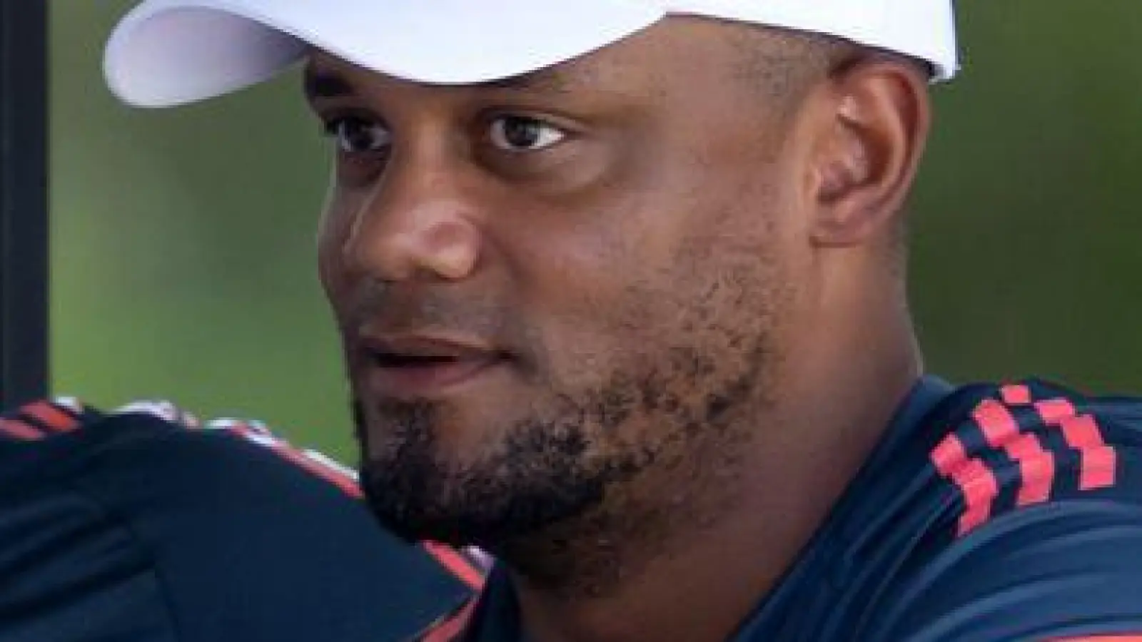 Vincent Kompany kommt im Golfcart zum Training. (Foto: Sven Hoppe/dpa)