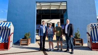 Freuen sich über die Schnapszahl (von links): Bürgermeister Jürgen Heckel, Jubiläumsgäste Marianne und Hermann Wander, und Geschäftsführer der Franken-Therme Oliver Fink. (Foto: Sebastian Marx)
