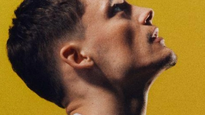 Florian Wirtz findet das neue Auswärtstrikot „ungewöhnlich“. (Foto: adidas/dpa)