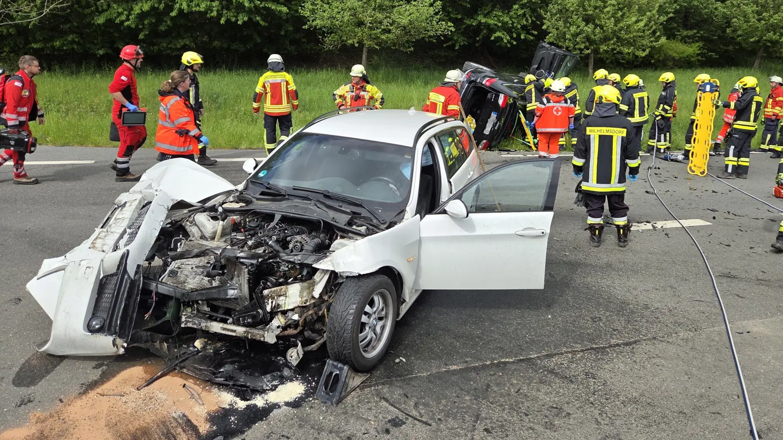 Einen schweren Unfall mit insgesamt drei Verletzten verursachte der Fahrer des Fahrzeugs im Vordergrund an der westlichen Zufahrt nach Oberalbach. (Foto: Kreisfeuerwehrverband/Rainer Weiskirchen)