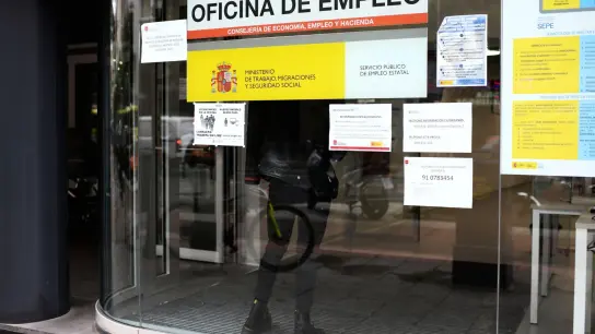 Eine Frau in einem Arbeitsvermittlungszentrum in Madrid auf Jobsuche. (Foto: Óscar Cañas/EUROPA PRESS/dpa)