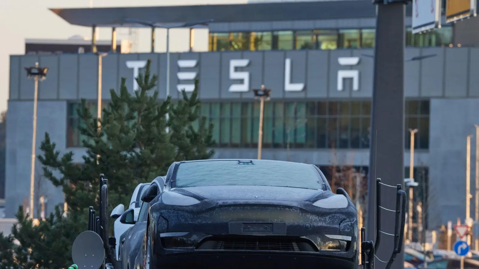 Die erste Betriebsratswahl im Tesla-Werk in Grünheide fand 2022 noch vor der Werkseröffnung statt. Seitdem arbeiten viel mehr Menschen in der Fabrik. (Foto: Joerg Carstensen/dpa)