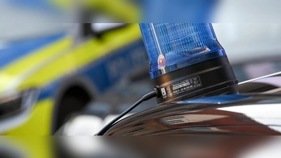 Ein Blaulicht ist auf dem Dach eines Einsatzfahrzeuges der Polizei zu sehen. (Foto: Hendrik Schmidt/dpa-Zentralbild/dpa/Symbolbild)