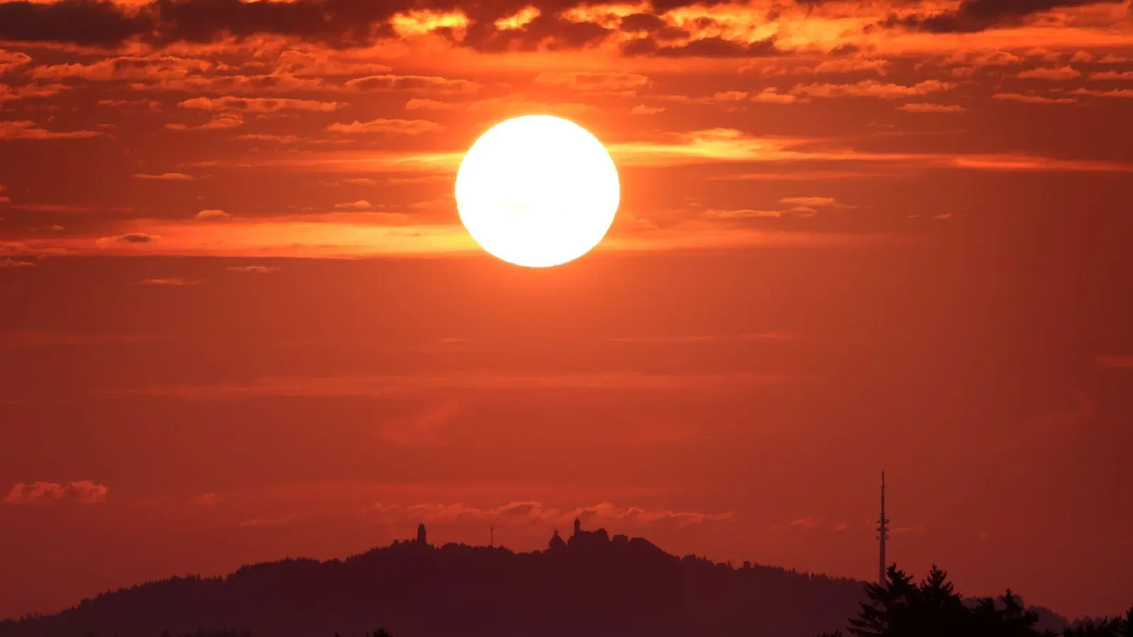 Ein Sommertag beginnt: Der DWD kündigt für Bayern ein sonniges und heißes Wochenende mit Temperaturen bis 34 Grad an. (Foto: Karl-Josef Hildenbrand/dpa)
