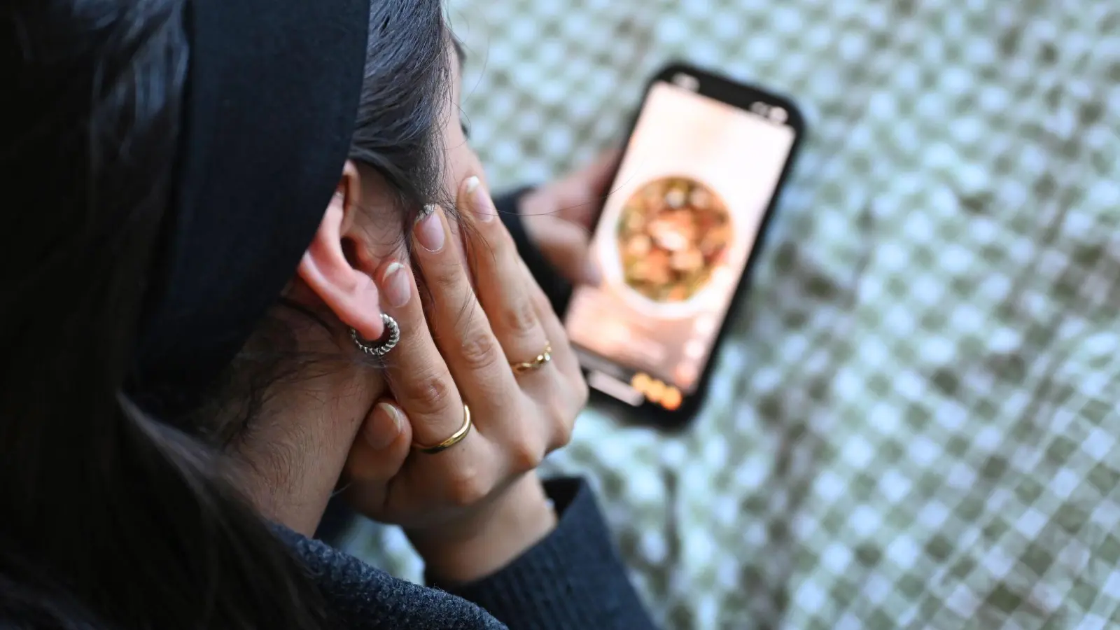 Die Social-Media-Nutzung bei vielen Jugendlichen ist laut einer neuen Studie weiter riskant. (Archivbild) (Foto: Elisa Schu/dpa)