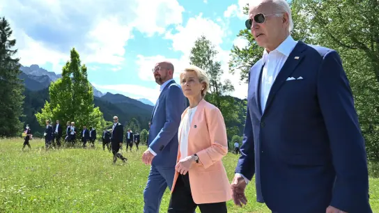 Charles Michel (l-r), Ursula von der Leyen und Joe Biden laufen während des G7-Gipfels nebeneinander. (Foto: Peter Kneffel/dpa/Archivbild)