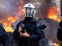 Die Polizei versucht, Demonstranten während einer Demonstration europäischer Landwirte in der Nähe des Europäischen Parlaments in Brüssel zu vertreiben. (Foto: Marius Burgelman/AP/dpa)