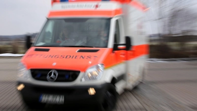 Der Rettungsdienst rückte zu dem Schwerverletzten aus. (Symbolbild) (Foto: Stephan Jansen/dpa)