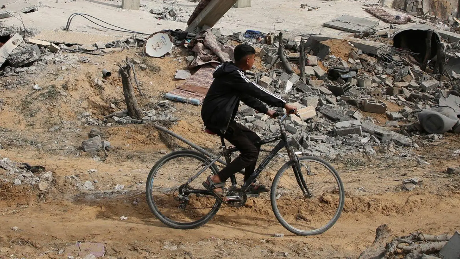 Die Ruinen eines Wohnhauses nach einem israelischen Luftangriff in Rafah: Trotz der Bedenken liefert Washington weiter Waffenhilfe in Milliardenhöhe an Israel. (Foto: Hatem Ali/AP/dpa)