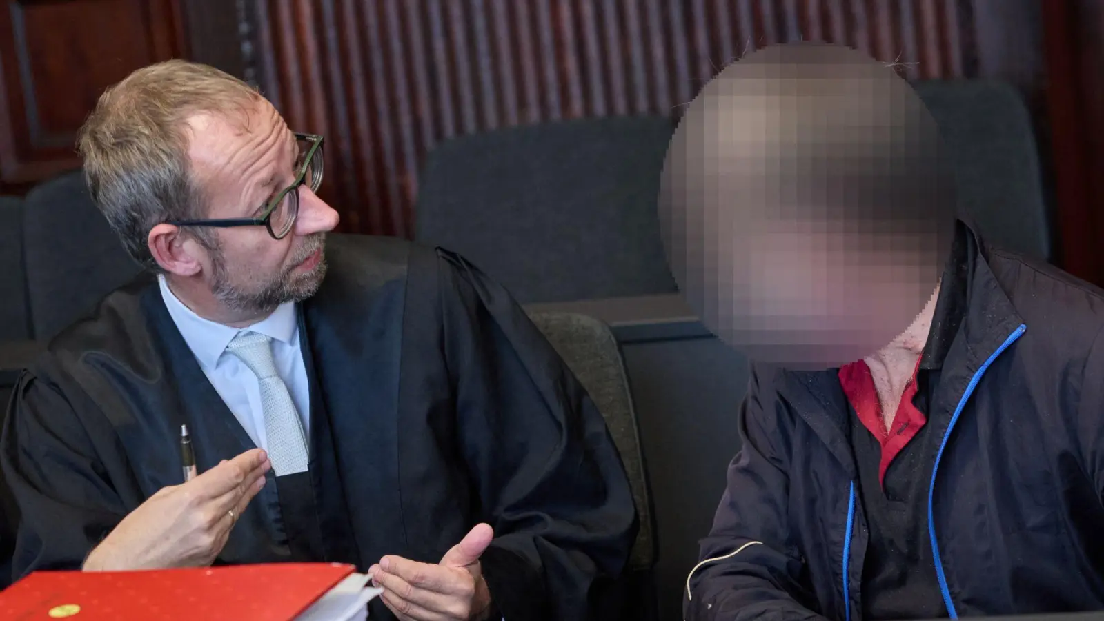 Dem Mann hatte in einer von seinem Anwalt Andreas Lange verlesenen Erklärung am ersten Prozesstag gestanden. (Archivbild) (Foto: Jens Büttner/dpa)