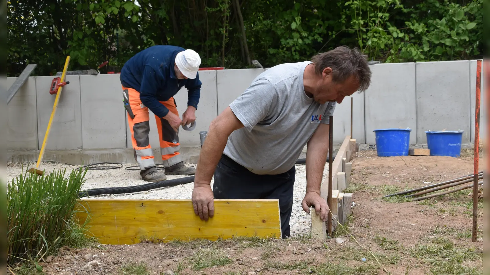 Baufirmen haben derzeit auch für kleinere Projekte Kapazitäten. Hier bereiten der Schaler Werner Pfeifer (rechts) und der Maurergeselle Helmut Messerer das Fundament für ein Gartenhaus vor. (Foto: Kurt Güner)