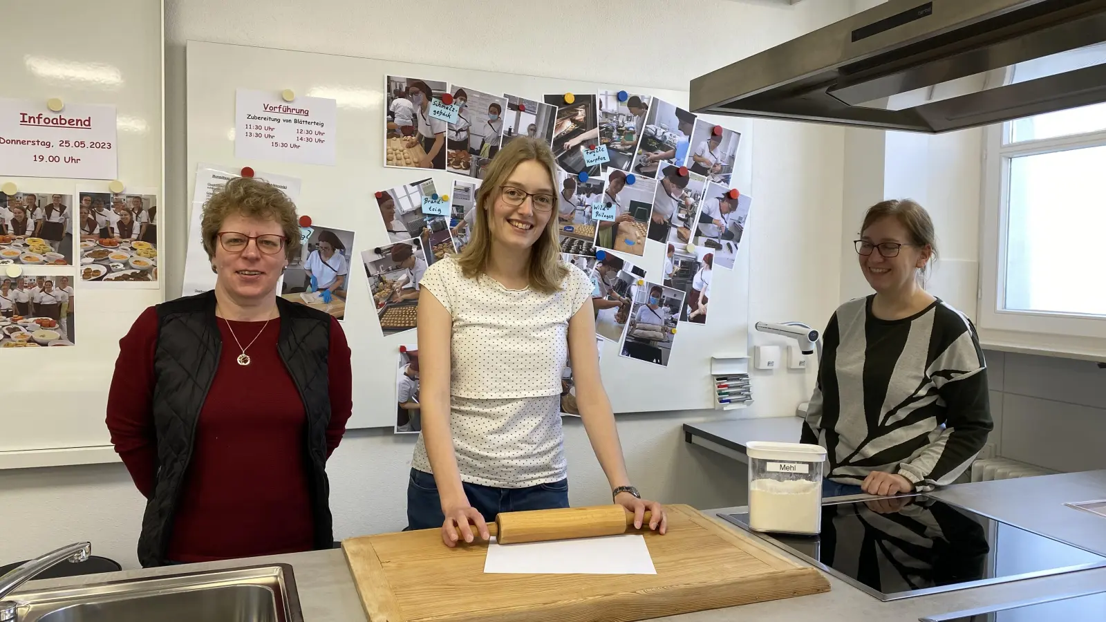 Die Studierenden trafen sich in den Räumen der Hauswirtschaftsschule zu letzten Vorbereitungen für den Tag der offenen Schule am Sonntag. Auf dem Bild zu sehen sind (von links) Melanie Zeh, Monika Mohr und Claudia Lommel. (Foto: Janne Feder)