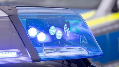 Ein Blaulicht auf dem Dach eines Polizeifahrzeugs. (zu dpa: «Unbekannter tötet bis zu 4.000 Fische in Niederbayern») (Foto: Daniel Karmann)