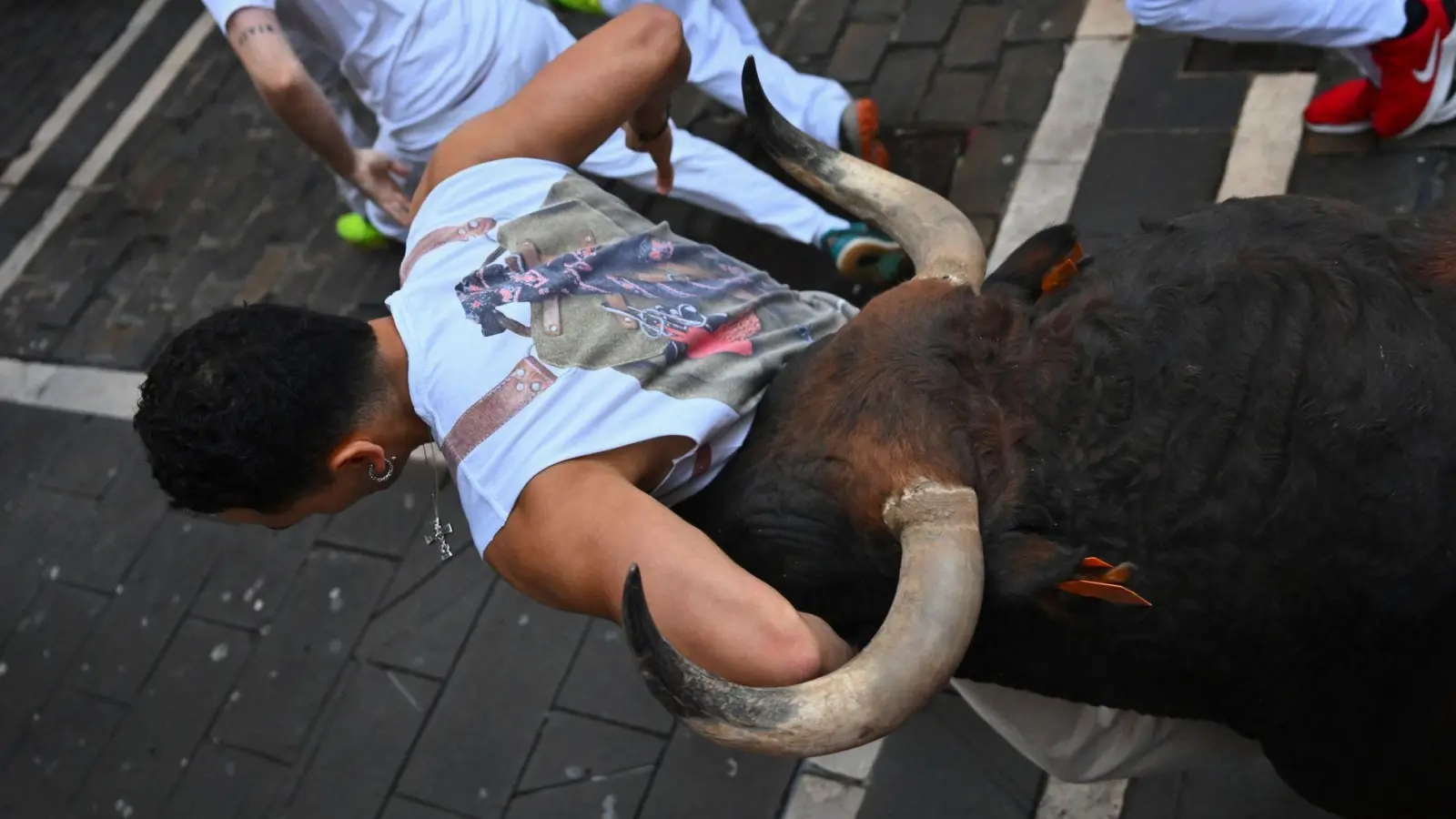 Jedes Jahr werden Dutzende Läufer verletzt. (Foto: Miguel Oses/AP/dpa)