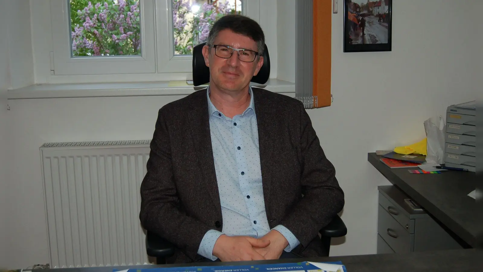 Jürgen Meyer war im Mai 2023 erstmals zum Bürgermeister der Gemeinde Dietersheim gewählt worden. Er möchte nach den Kommunalwahlen im März 2026 gerne weiterhin in seinem Rathaus-Büro wirken. (Foto: Frühwald Christa)