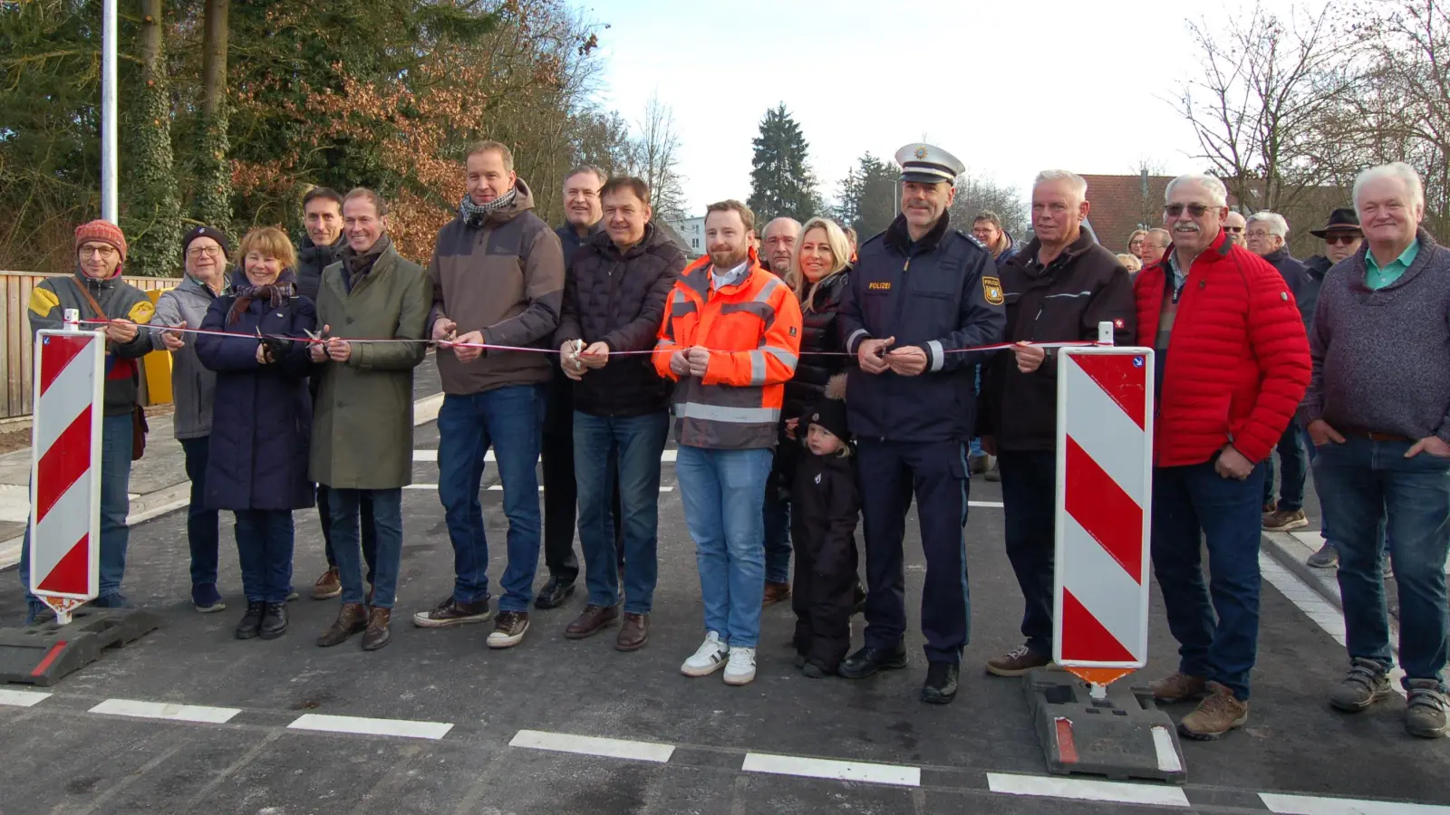 Neun Monate wurde an der neuen Stauferwallbrücke gebaut. Am Mittwochvormittag fand die offizielle Einweihung statt, bei der OB Dr. Christoph Hammer (Fünfter von links) einen Rückblick auf das Projekt gab. (Foto: Markus Weinzierl)