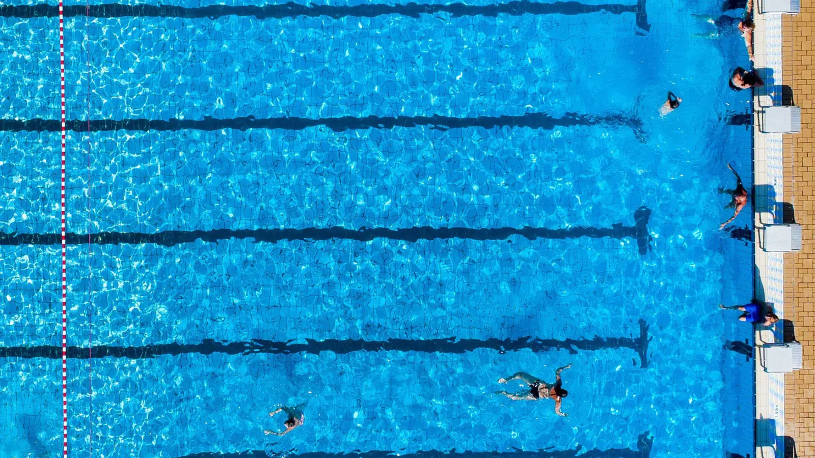 In manch einer Kommune ist für das Schwimmbad kein Geld mehr da. (Archivbild) (Foto: Christoph Reichwein/dpa)