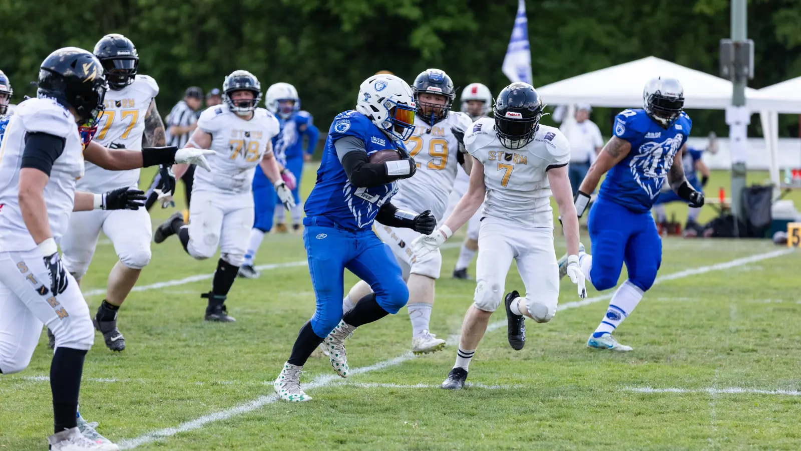 Ansbachs Daniel Rottluff (mit Ball) steuerte zwei Touchdowns zum Sieg in Augsburg bei. (Foto: David Lis)