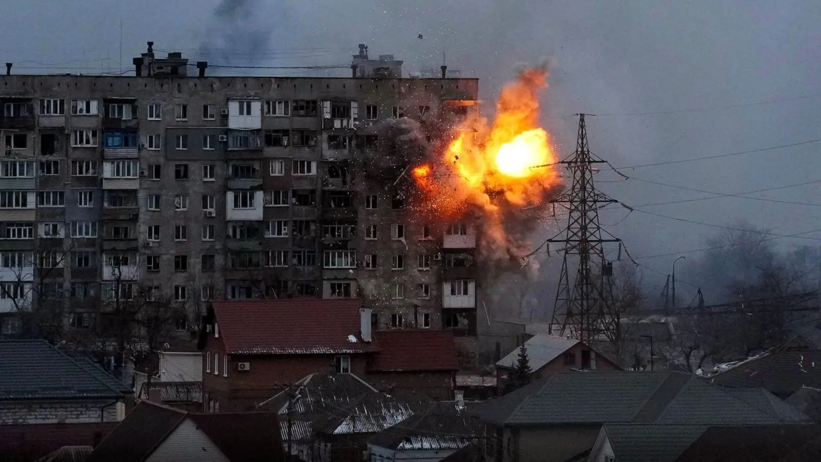 Eine Explosion ist in einem Wohnhaus zu sehen, nachdem ein Panzer der russischen Armee in Mariupol geschossen hat. (Foto: Evgeniy Maloletka/AP/dpa)
