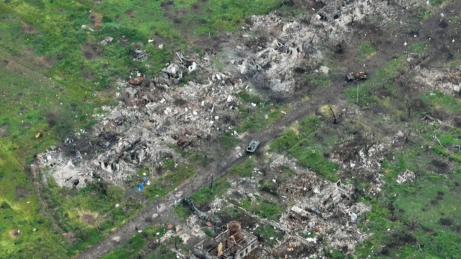 Eine Luftaufnahme zeigt beschädigte Privathäusern, Granaten- und Raketenkratern in den Vororten von Donezk. (Foto: Efrem Lukatsky/AP)