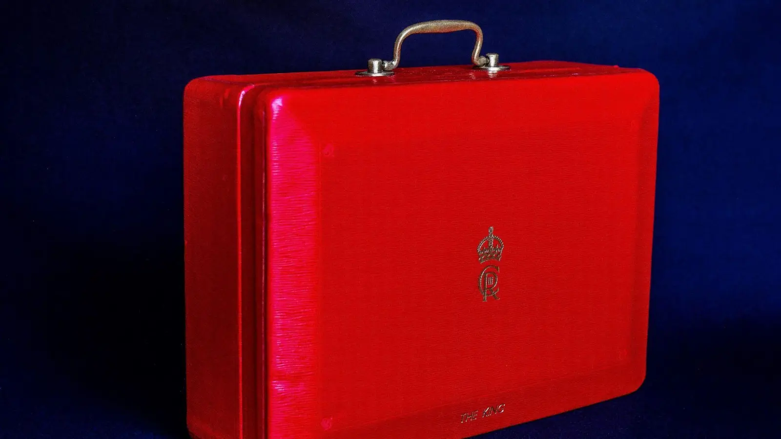 König Charles nutzt den gleichen roten Koffer wie seine Mutter. (Foto: Barrow, Hepburn & Gale/PA Media/dpa)
