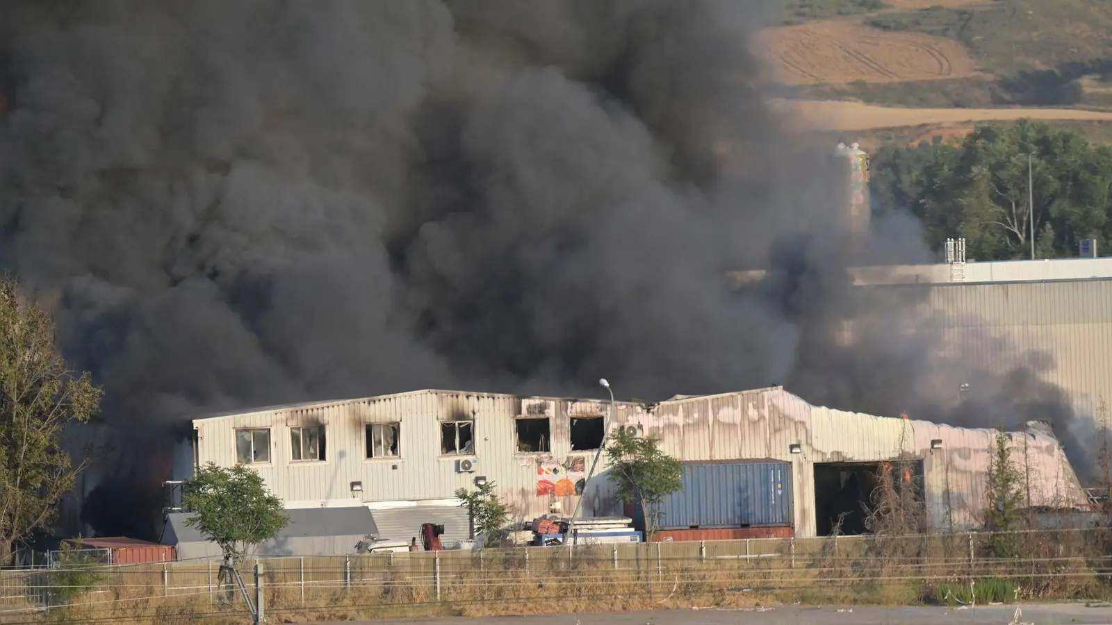 Rund 60.000 Bewohner umliegender Gemeinden wurden aufgerufen, ihre Häuser nicht zu verlassen, Türen und Fenster geschlossen zu halten und Klimaanlagen auszustellen. (Foto: Rafael Martín/EUROPA PRESS/dpa)