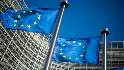 Flaggen der Europäischen Union wehen vor dem Sitz der Europäischen Kommission in Brüssel. (Foto: Arne Immanuel Bänsch/dpa)