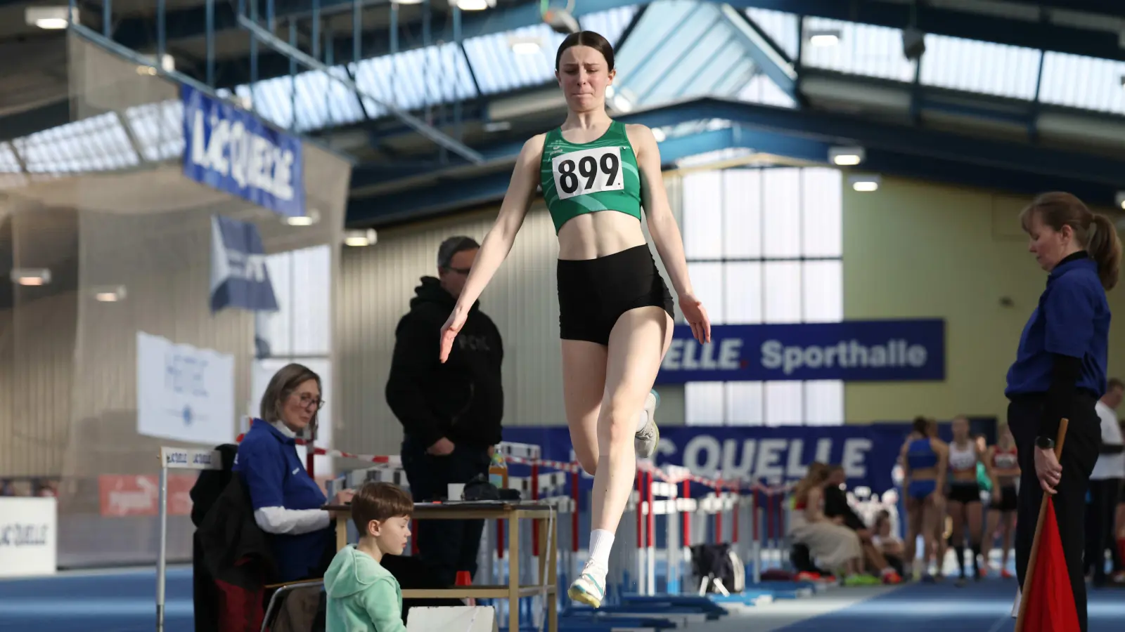 Emma Lautner verbesserte in Pfaffenhofen ihre Bestmarke im Weitsprung auf 5,33 Meter (hier bei der Nordbayerischen Hallenmeisterschaft). (Foto: Theo Kiefner)
