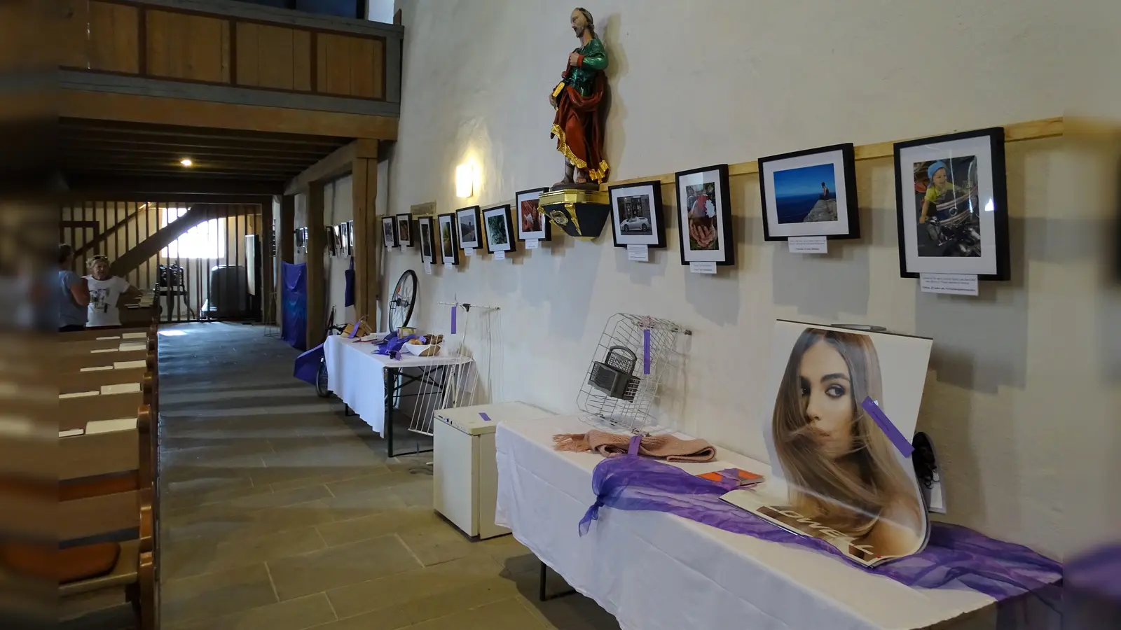 Die Bilderausstellung, die illustrieren soll, in welchen Facetten Luxus auftreten kann, ist täglich von 9 ist 18 Uhr geöffnet. (Foto: Laura Mack)