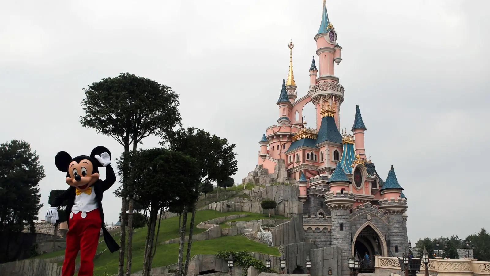 In einem rätselhaften Fall um eine wohl vorgetäuschte Kinderhochzeit im Disneyland Paris ermittelt die französische Justiz. (Archivbild) (Foto: Francois Mori/AP/dpa)