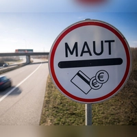 Automatische Zahlung: Mautboxen ermöglichen eine kontaktlose und bequeme Abwicklung von Mautgebühren an Mautstationen, ohne anhalten zu müssen. (Foto: Jens Büttner/dpa-Zentralbild/dpa)