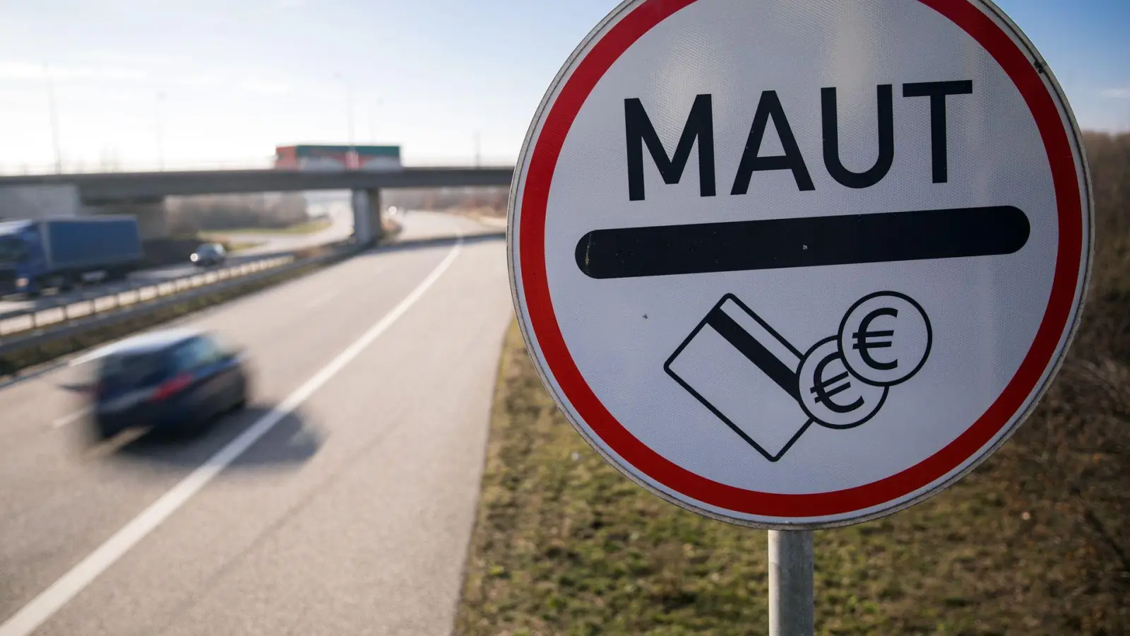 Automatische Zahlung: Mautboxen ermöglichen eine kontaktlose und bequeme Abwicklung von Mautgebühren an Mautstationen, ohne anhalten zu müssen. (Foto: Jens Büttner/dpa-Zentralbild/dpa)