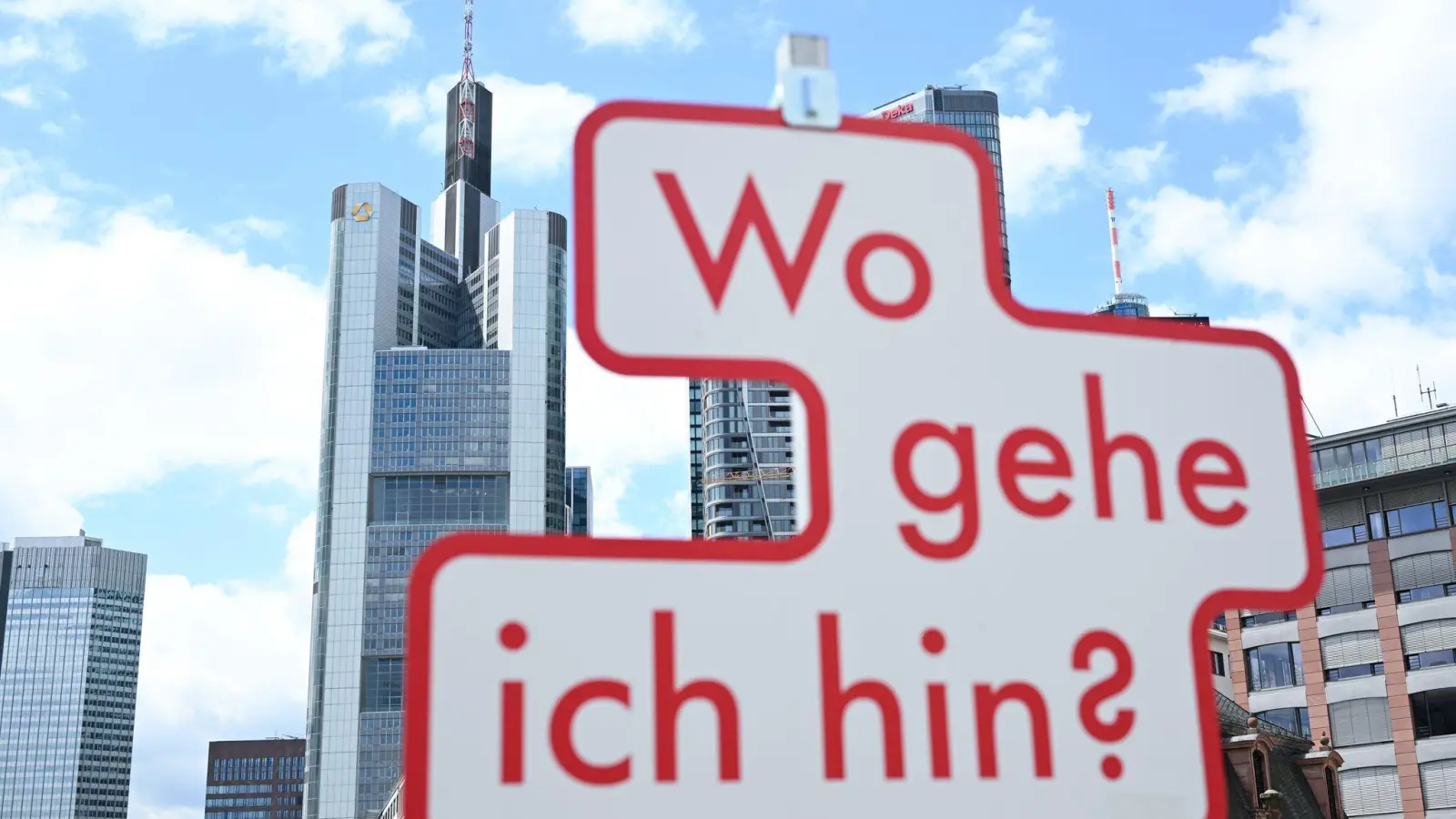 Mit steigenden Gewinnen und höheren Ausschüttungen will die Commerzbank ihre Eigenständigkeit bewahren (Archivbild) (Foto: Arne Dedert/dpa)