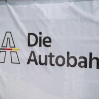 Die Autobahn GmbH muss Hitzeschäden auf der Autobahn 93 beseitigen. (Symbolbild) (Foto: Daniel Vogl/dpa)