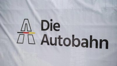 Die Autobahn GmbH muss Hitzeschäden auf der Autobahn 93 beseitigen. (Symbolbild) (Foto: Daniel Vogl/dpa)