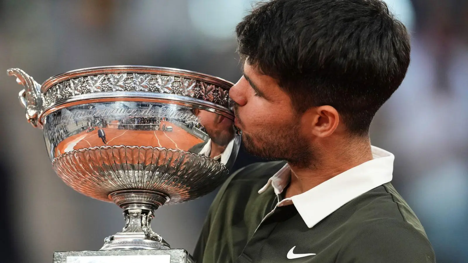 Carlos Alcaraz holt seinen fünften Grand-Slam-Titel. (Foto: Thibault Camus/AP/dpa)