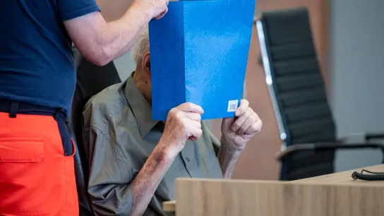 Der 101-jährige Angeklagte ist vom Landgericht Neuruppin wegen Beihilfe zum Mord an Tausenden Häftlingen verurteilt worden. (Foto: Fabian Sommer/dpa)