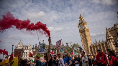 In London haben hunderte Menschen gegen die geplante Ausbeutung eines neuen Ölfelds in der Nordsee demonstriert. (Foto: Loredana Sangiuliano/SOPA Images via ZUMA Press Wire/dpa)