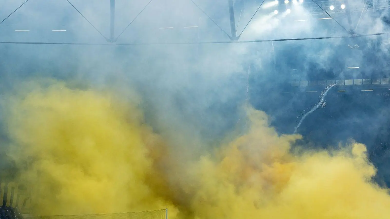 Fans von Braunschweig verursachten mit Pyrotechnik Schäden in sechststelliger Höhe: (Foto: Axel Heimken/dpa)