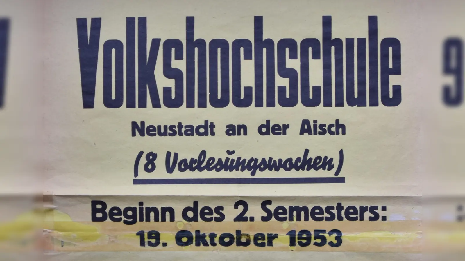 Im Jahr 1953 ging die Volkshochschule Neustadt/Aisch an den Start – hier ein Plakat des zweiten Semesters. Skurril: Solche Vorlesungsverzeichnisse gab es seinerzeit auch bei der Stadtpolizei. (Repro: Anita Dlugoß)