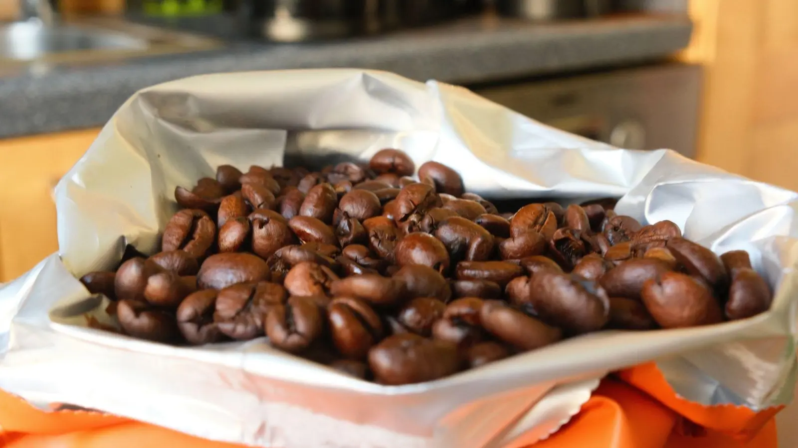 Die Preise von Kaffeebohnen sind über mehrere Jahre gestiegen. (Symbolbild)  (Foto: Georg Hilgemann/dpa)