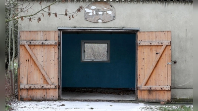 Die Garage bleibt leer: Wer auf falsche Auto-Inserate reinfällt, bekommt kein Fahrzeug - aber auch kein Geld zurück. (Symbolbild)  (Foto: Jan Woitas/dpa-Zentralbild/ZB)