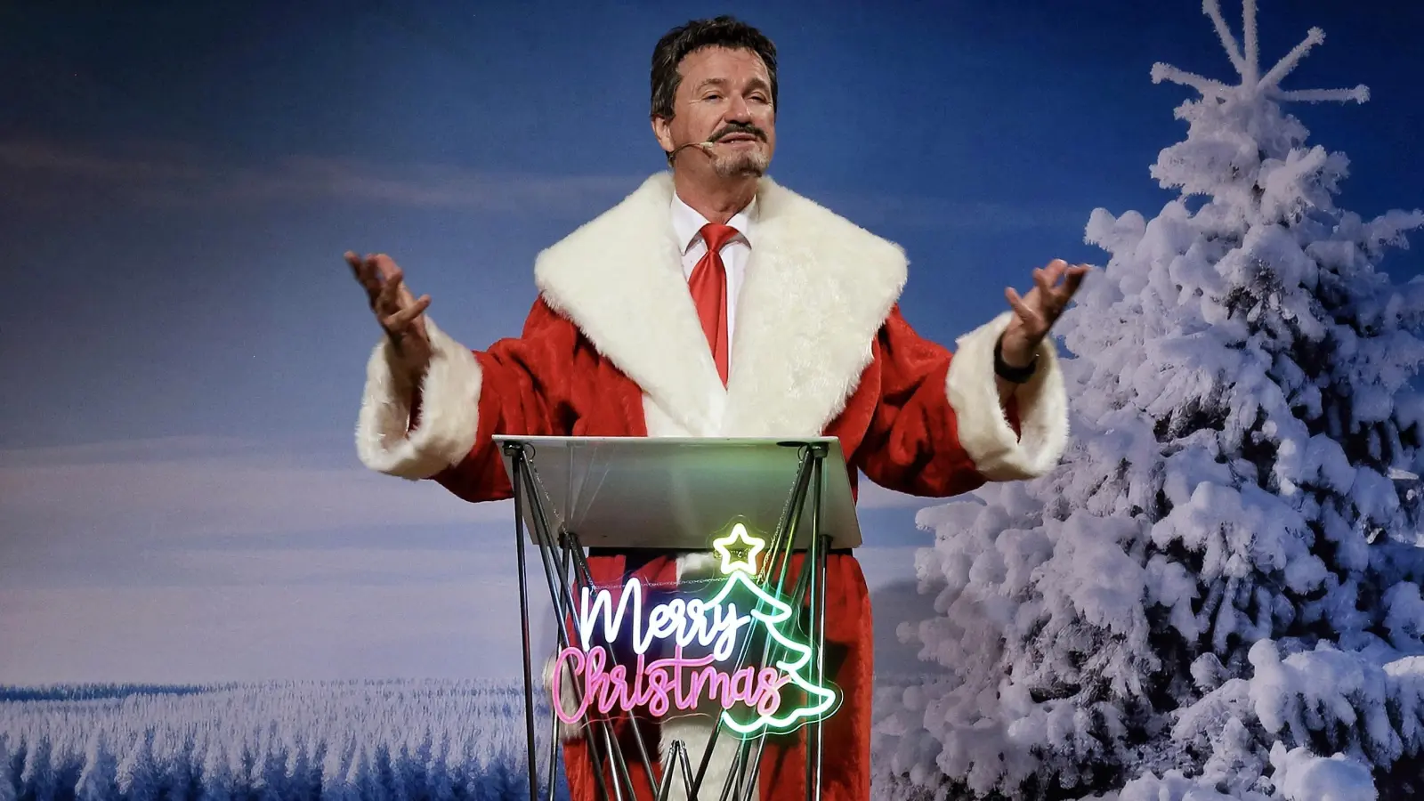 Markus Söder als Weihnachtsmann? Nein, Wolfgang Krebs als Markus Söder – das macht aber fast keinen Unterschied. (Foto: Thomas Wirth)