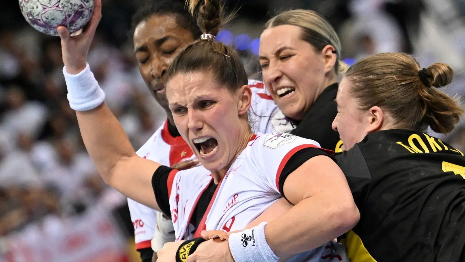 Xenia Smits (vorne) und weitere deutsche Nationalspielerinnen stehen vor einer ungewissen Zukunft. (Foto: Marijan Murat/dpa)