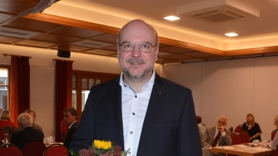 Blumenglückwünsche erhielt Dr. Bastian Wojek für seine Kandidatur zum Amt des Landrats im Landkreis Ansbach. (Foto: Peter Tippl)