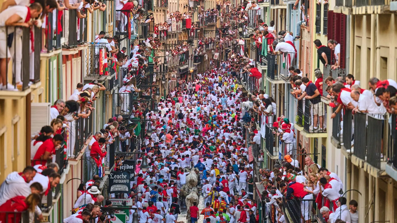 In den engen, kurvigen Gassen kommt es oft zu Stürzen. (Foto: Miguel Oses/AP/dpa)